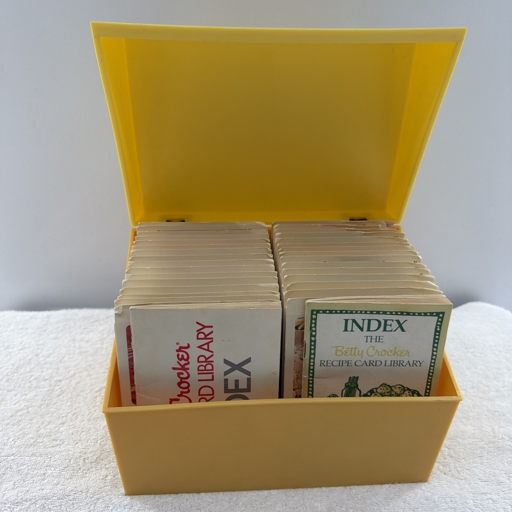 VTG Betty Crocker Recipe Card Library Yellow Container Box Lid 1971 Complete